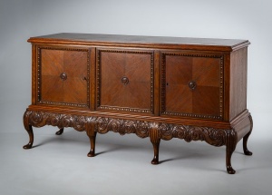 картинка Антикварный немецкий комод в стиле Чиппендейл салоне старинных вещей "Шебби" являющийся официальным дистрибьютором в России и Беларуси