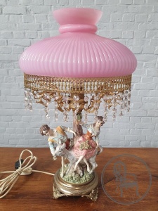картинка Старинна лампа из фарфора и латуни салоне старинных вещей "Шебби" являющийся официальным дистрибьютором в России и Беларуси