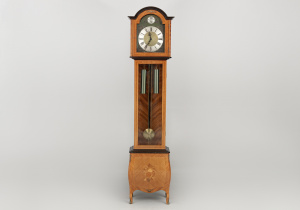 картинка Старинные напольные часы салоне старинных вещей "Шебби" являющийся официальным дистрибьютором в России и Беларуси