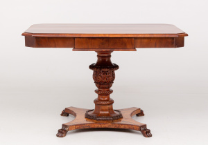 картинка Антикварный столик салоне старинных вещей "Шебби" являющийся официальным дистрибьютором в России и Беларуси