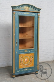 Старинный угловой шкаф с контрастными желтыми элементами и детальной цветочной росписью код.&nbsp;BE4165786