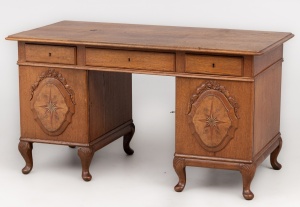 картинка Старинный письменный стол с резными накладками салоне старинных вещей "Шебби" являющийся официальным дистрибьютором в России и Беларуси