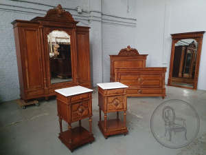 картинка Антикварный гарнитур для спальни из красного дерева салоне старинных вещей "Шебби" являющийся официальным дистрибьютором в России и Беларуси