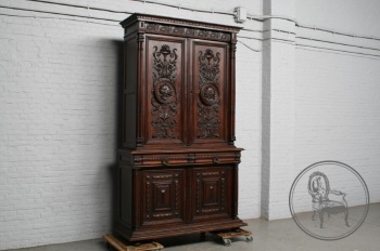 Антикварный ореховый шкаф с объемной геральдической резьбой код. BE4096833