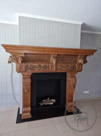 Антикварный каминный портал из дуба с объемной резьбой в виде голов животных код. BE107283