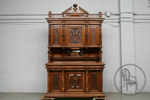 картинка Антикварный буфет с объемными фигурами в виде рыцарей салоне старинных вещей "Шебби" являющийся официальным дистрибьютором в России и Беларуси