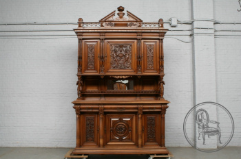 Антикварный буфет с объемными фигурами в виде рыцарей код. BE6629