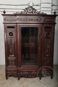 картинка Антикварный книжный шкаф в бретонском стиле салоне старинных вещей "Шебби" являющийся официальным дистрибьютором в России и Беларуси