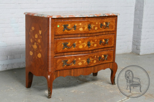 картинка Антикварный комод салоне старинных вещей "Шебби" являющийся официальным дистрибьютором в России и Беларуси