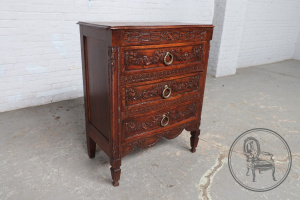 картинка Антикварный комод из дуба в стиле Людовика XVI салоне старинных вещей "Шебби" являющийся официальным дистрибьютором в России и Беларуси