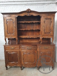 Антикварный буфет, декорированный обильной резьбой код. BE4165859