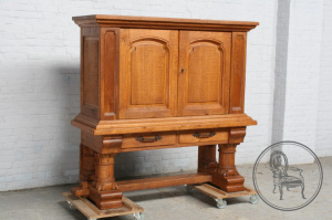 картинка Старинный дубовый шкаф в рустикальном стиле салоне старинных вещей "Шебби" являющийся официальным дистрибьютором в России и Беларуси