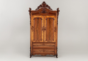 картинка Антикварный шкаф салоне старинных вещей "Шебби" являющийся официальным дистрибьютором в России и Беларуси