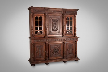 Антикварный широкий буфет, декорированный классической художественной резьбой код. RM4101694