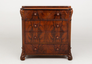 картинка Антикварный комод салоне старинных вещей "Шебби" являющийся официальным дистрибьютором в России и Беларуси