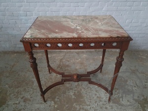 Антикварный столик с орнаментом в виде розеток код.&nbsp;BE4166121