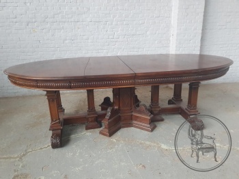 Антикварный столовый гарнитур: стол с массивными резными опорами и стулья (12 шт.) в кожаной обивке зеленого цвета код.&nbsp;BE4165439