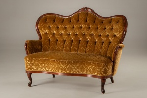 картинка Старинная софа с каретной стяжкой салоне старинных вещей "Шебби" являющийся официальным дистрибьютором в России и Беларуси