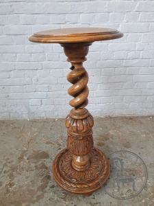 картинка Антикварный ореховый приставной столик салоне старинных вещей "Шебби" являющийся официальным дистрибьютором в России и Беларуси