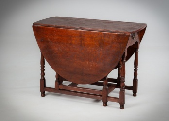 Старинный раскладывающийся стол с точеными поворотными ножками код. RM4155376