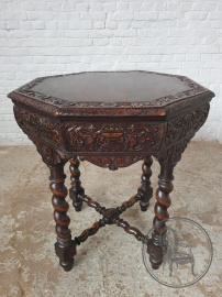 Антикварный столик в якобинском стиле с плотной резьбой и стилизованными ножками код. BE3259559
