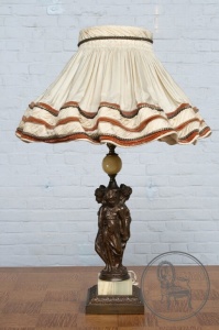 картинка Старинная лампа из бронзы и оникса салоне старинных вещей "Шебби" являющийся официальным дистрибьютором в России и Беларуси