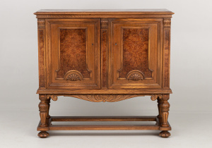 картинка Старинный посудный шкаф салоне старинных вещей "Шебби" являющийся официальным дистрибьютором в России и Беларуси