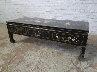 Старинный столик в ориентальном стиле с изображением всадников код. BE4164427