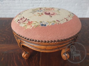 картинка Антикварная резная банкетка салоне старинных вещей "Шебби" являющийся официальным дистрибьютором в России и Беларуси