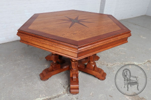 картинка Антикварный стол салоне старинных вещей "Шебби" являющийся официальным дистрибьютором в России и Беларуси