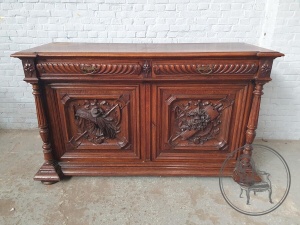 картинка Антикварный дубовый комод в охотничьем стиле салоне старинных вещей "Шебби" являющийся официальным дистрибьютором в России и Беларуси