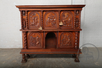 Антикварный поставец из ореха с барельефной резьбой и античными сценами на филенках код. BE4096752