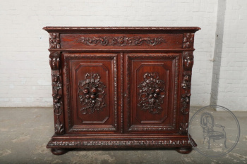 Антикварный дубовый комод в охотничьем стиле с объемным изображением фруктов код. BE107247