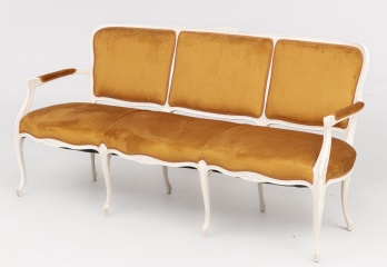 Старинная скамейка в белом корпусе код. RM4164889