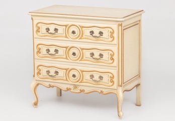 Старинный комод в стиле Рококо с золотой отделкой по краям и на ручках код. RM4100640