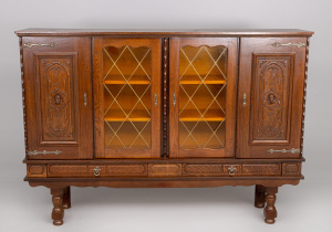 картинка Старинный посудный шкаф салоне старинных вещей "Шебби" являющийся официальным дистрибьютором в России и Беларуси