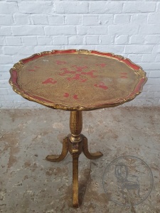 картинка Старинный приставной столик салоне старинных вещей "Шебби" являющийся официальным дистрибьютором в России и Беларуси