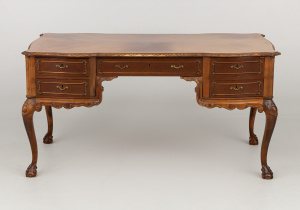 картинка Старинный письменный стол салоне старинных вещей "Шебби" являющийся официальным дистрибьютором в России и Беларуси