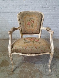 Старинное кресло с гобеленовой обивкой и резьбой код. BE4109122
