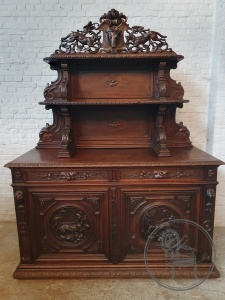 картинка Антикварный поставец в охотничьем стиле салоне старинных вещей "Шебби" являющийся официальным дистрибьютором в России и Беларуси