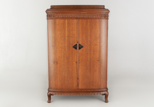 картинка Антикварный шкаф салоне старинных вещей "Шебби" являющийся официальным дистрибьютором в России и Беларуси