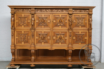 Старинный шкаф в фламандском стиле из дуба с резными фигурами код. BE107013