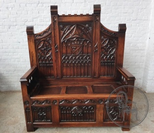 Антикварная дубовая скамья в готическом стиле с густой геральдической резьбой код. BE4096738