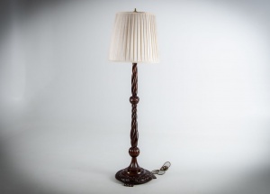 картинка Старинный торшер на ножке из красного дерева салоне старинных вещей "Шебби" являющийся официальным дистрибьютором в России и Беларуси