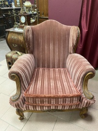 Старинное кресло на гнутых ножках, декорированное резьбой код.&nbsp;FN91