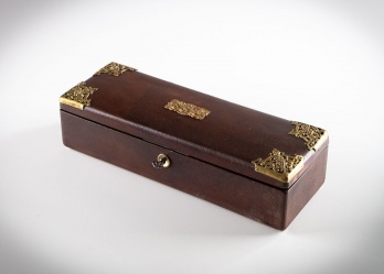 Антикварный перчаточный ящик, декорированный латунными накладками код. RM4145840
