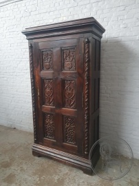 Антикварный шкаф с геральдической резьбой код. BE4117996