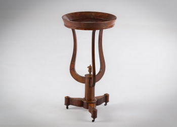 Антикварный консольный столик на крестообразном основании, оснащенном маленькими колесиками код.&nbsp;RM4165389