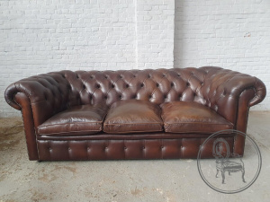 картинка Старинный кожаный диван в стиле честерфилд салоне старинных вещей "Шебби" являющийся официальным дистрибьютором в России и Беларуси