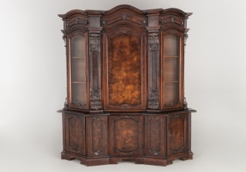 Старинный резной посудный шкаф изогнутой формы код. RM4099390